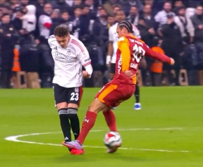 Beşiktaş-Galatasaray derbisinin tartışmalı pozisyonları incelendi: Penaltı, kırmızı kart