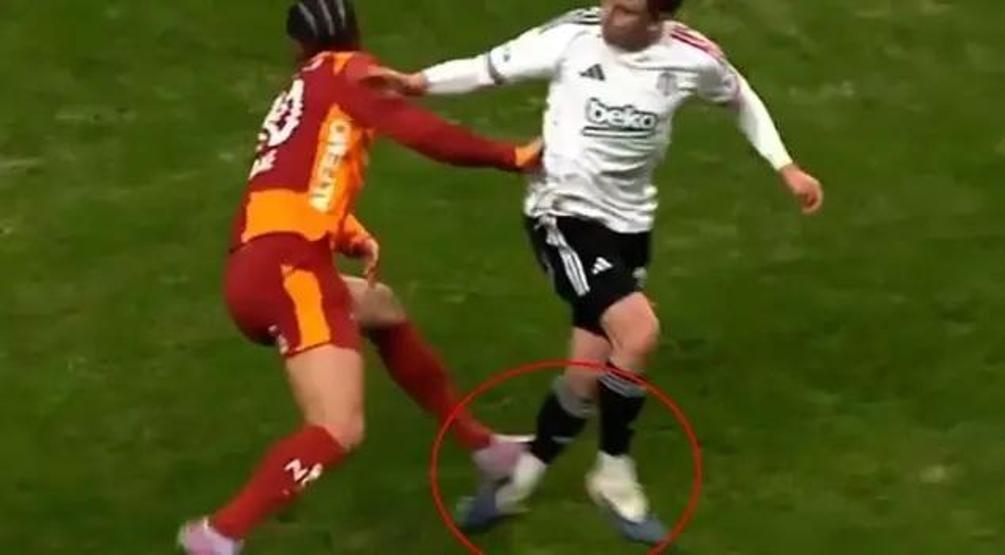 Beşiktaş-Galatasaray derbisinin tartışmalı pozisyonları incelendi: Penaltı, kırmızı kart