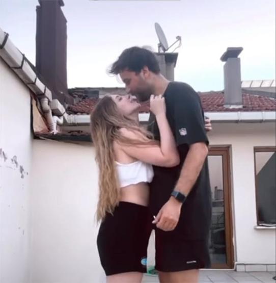 Set aşkı ikinci yılında evliliğe gidiyor Hayal Köseoğlu ve Nezih Çınarlı’dan romantik kutlama