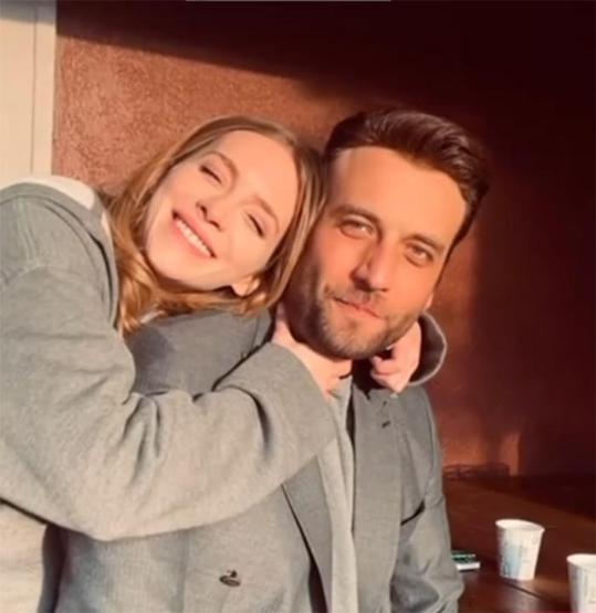 Set aşkı ikinci yılında evliliğe gidiyor Hayal Köseoğlu ve Nezih Çınarlı’dan romantik kutlama