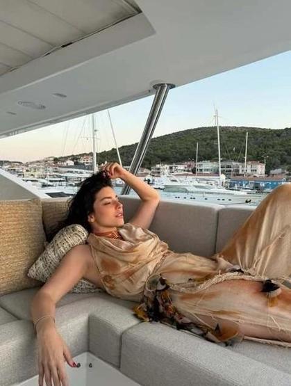 Merve Boluğur Yaz Sezonunu Erken Açtı: Alaçatı Pozları Sanal Medyayı Salladı