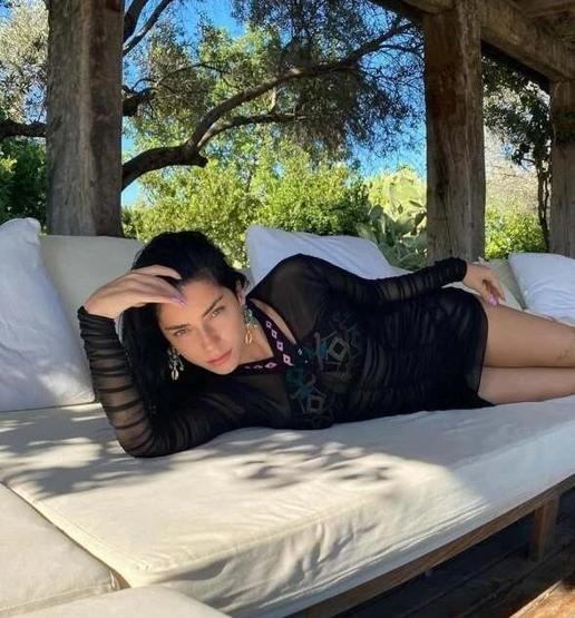 Merve Boluğur Yaz Sezonunu Erken Açtı: Alaçatı Pozları Sanal Medyayı Salladı
