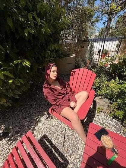 Merve Boluğur Yaz Sezonunu Erken Açtı: Alaçatı Pozları Sanal Medyayı Salladı