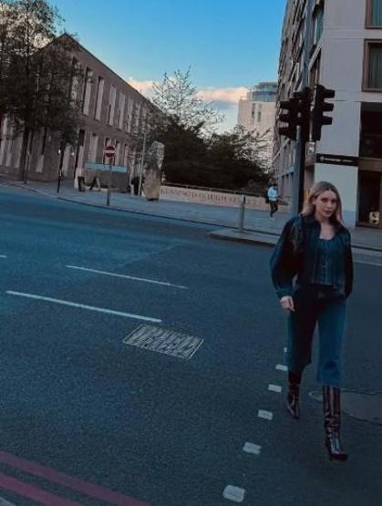 Sinem Kobal Londra sokaklarında tarzıyla göz kamaştırdı