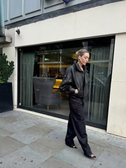 Sinem Kobal Londra sokaklarında tarzıyla göz kamaştırdı