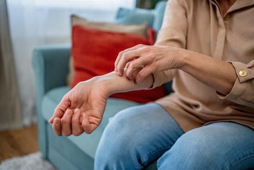 Deriden Kalbe Uzanan Tehlike... Sadece Cilt Döküntüsü Değil Kalp Sağlığını da Tehdit Ediyor Kronik Enflamasyonun Sessiz Çığlığı: Sedef Hastalığı