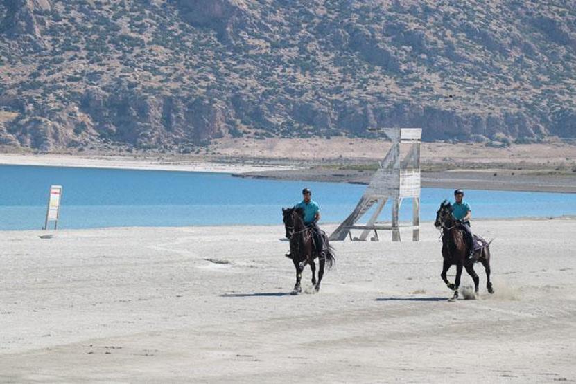 Salda Gölünde atlı jandarma ekibi göreve başladı