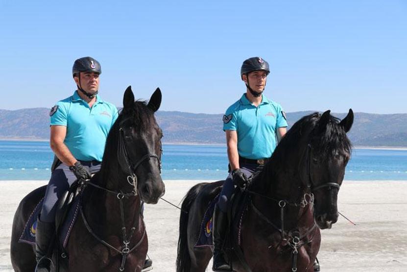 Salda Gölünde atlı jandarma ekibi göreve başladı