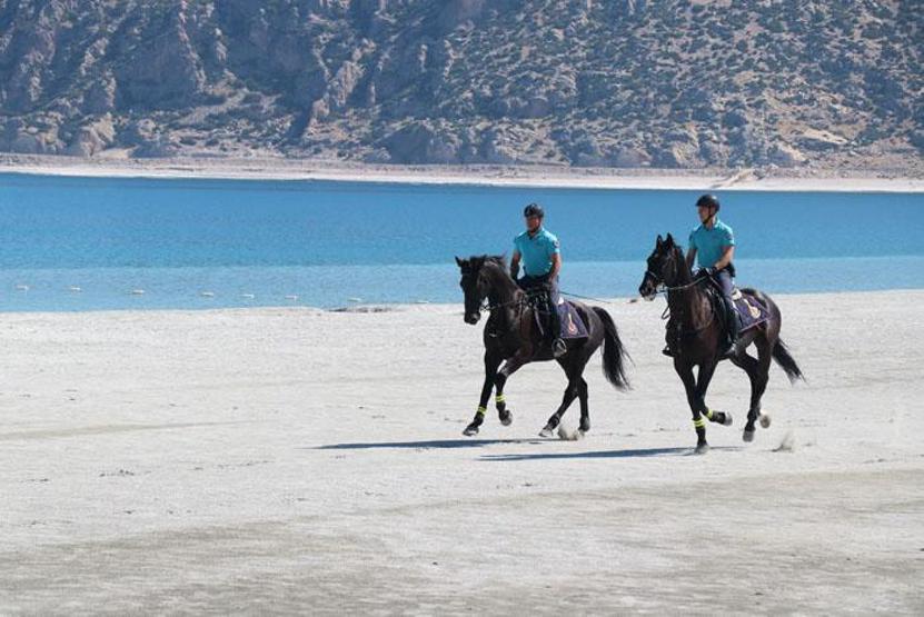Salda Gölünde atlı jandarma ekibi göreve başladı