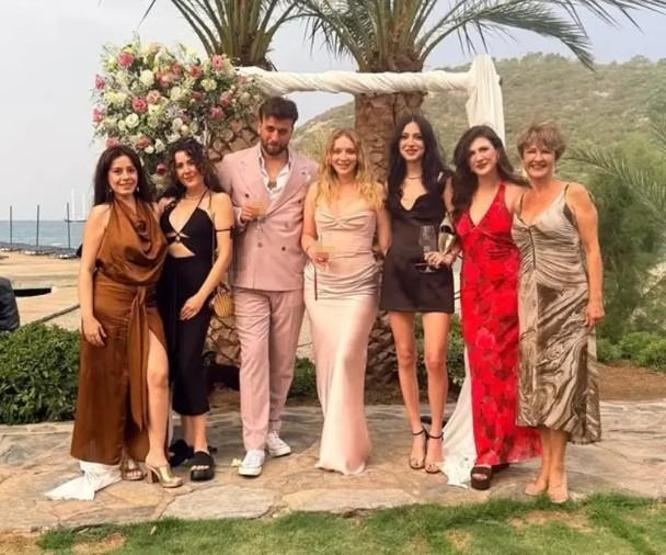 Hayal Köseoğlu ve Nezir Çınarlı nişanlandı Evlilik yolunda ilk adımı attılar