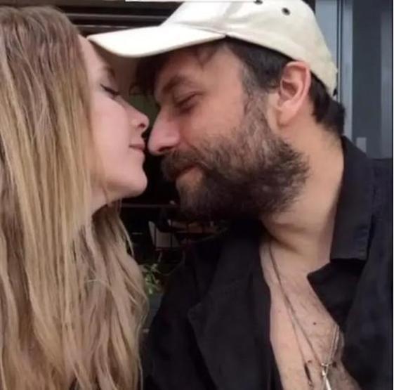 Hayal Köseoğlu ve Nezir Çınarlı nişanlandı Evlilik yolunda ilk adımı attılar