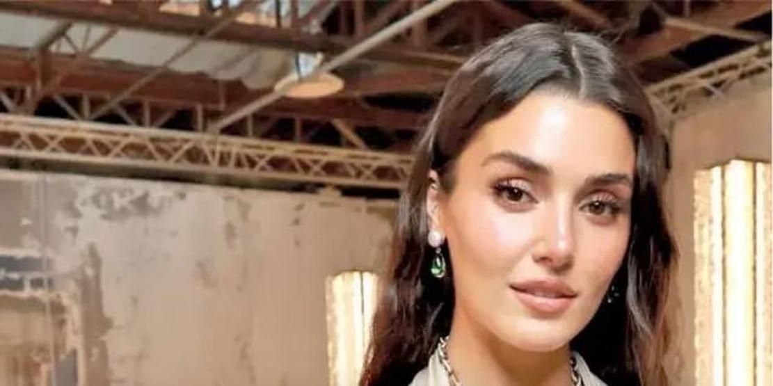 Hande Erçel Paris’te geceye damga vurdu Şıklığı ve cesur tarzı dikkat çekti