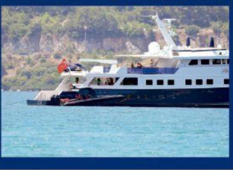 6. Çocuk Yolda Lüks Teknede Tatil