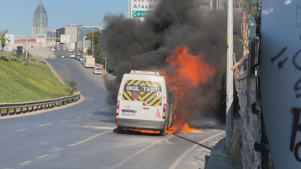 Seyir halindeki servis minibüsü alev alev yandı