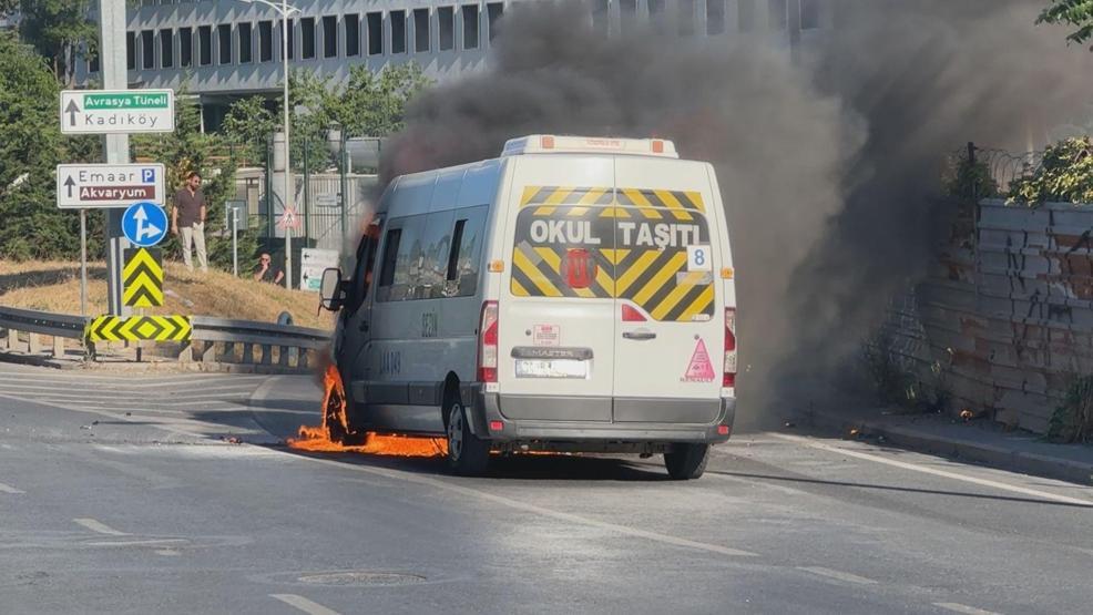 Seyir halindeki servis minibüsü alev alev yandı