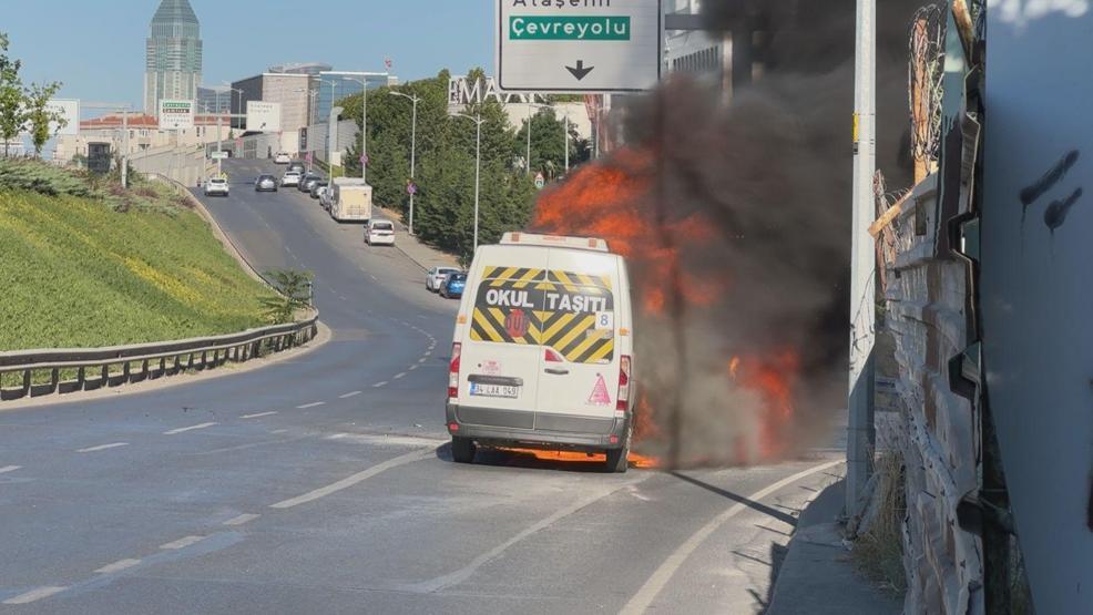 Seyir halindeki servis minibüsü alev alev yandı