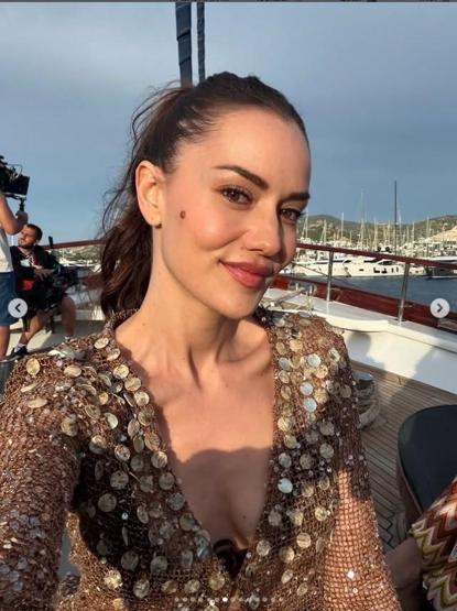 Fahriye Evcen Instagram’dan peş peşe paylaştı Sürpriz kareler takipçilerini büyüledi