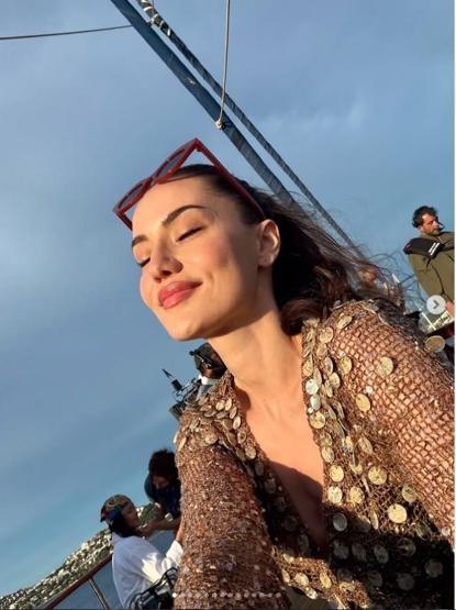 Fahriye Evcen Instagram’dan peş peşe paylaştı Sürpriz kareler takipçilerini büyüledi