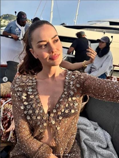 Fahriye Evcen Instagram’dan peş peşe paylaştı Sürpriz kareler takipçilerini büyüledi