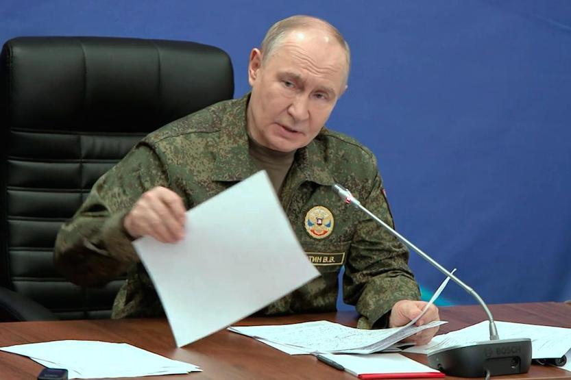 Askeri üniforma giyen Putinden Batıya mesaj: Ukrayna’da istediğimizi verin