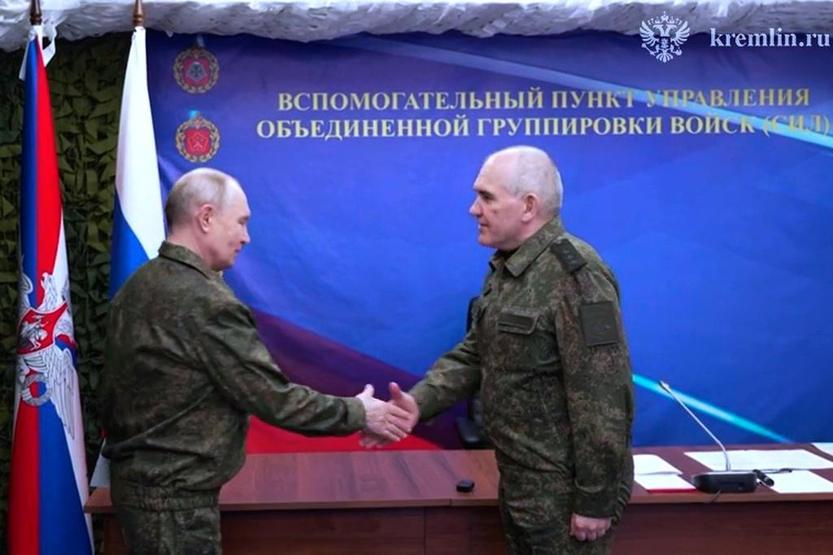 Askeri üniforma giyen Putinden Batıya mesaj: Ukrayna’da istediğimizi verin