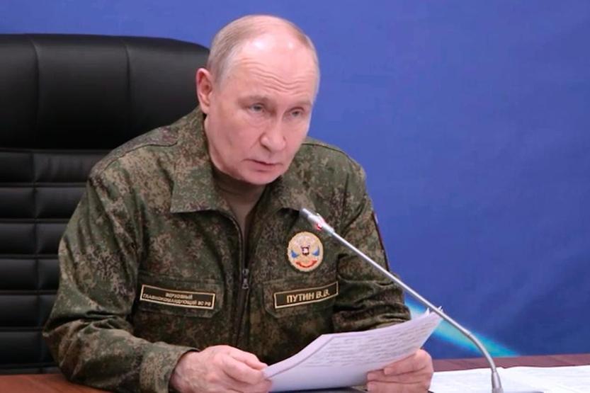 Askeri üniforma giyen Putinden Batıya mesaj: Ukrayna’da istediğimizi verin
