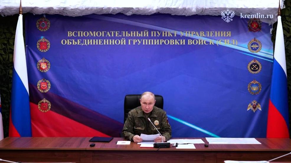 Askeri üniforma giyen Putinden Batıya mesaj: Ukrayna’da istediğimizi verin