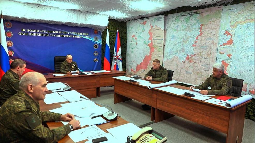 Askeri üniforma giyen Putinden Batıya mesaj: Ukrayna’da istediğimizi verin