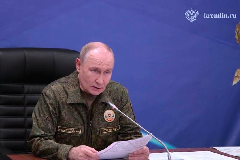 Askeri üniforma giyen Putinden Batıya mesaj: Ukrayna’da istediğimizi verin