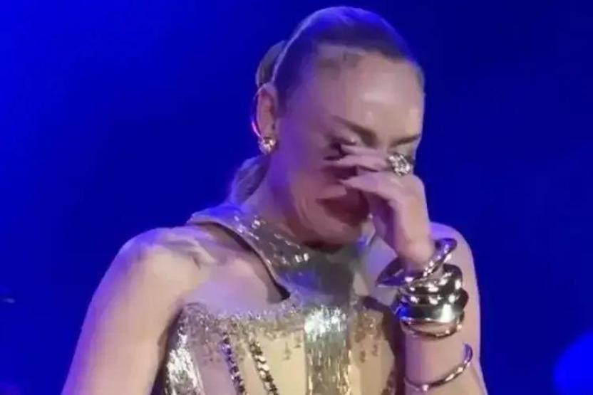 KONSERDE YÜREK BURKAN AN: Ziynet Sali Sahnede Hıçkıra Hıçkıra Ağladı Sevenlerini Duygulandıran Anma