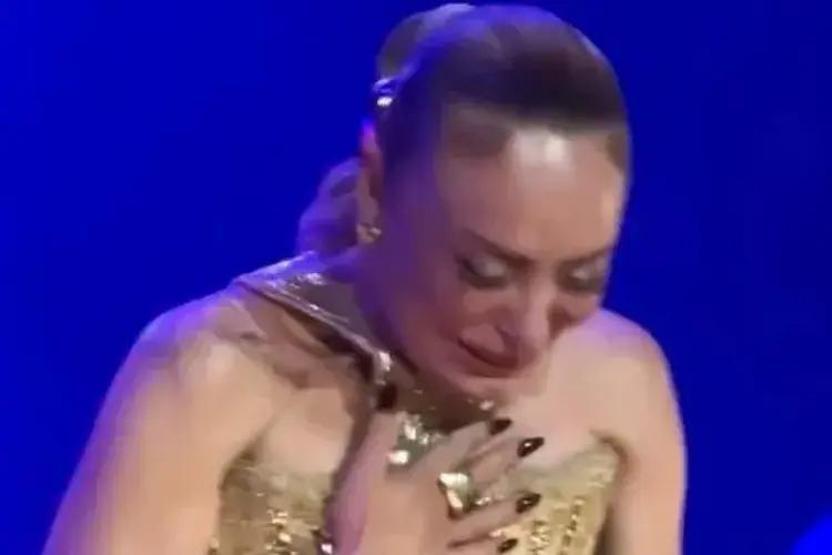 KONSERDE YÜREK BURKAN AN: Ziynet Sali Sahnede Hıçkıra Hıçkıra Ağladı Sevenlerini Duygulandıran Anma