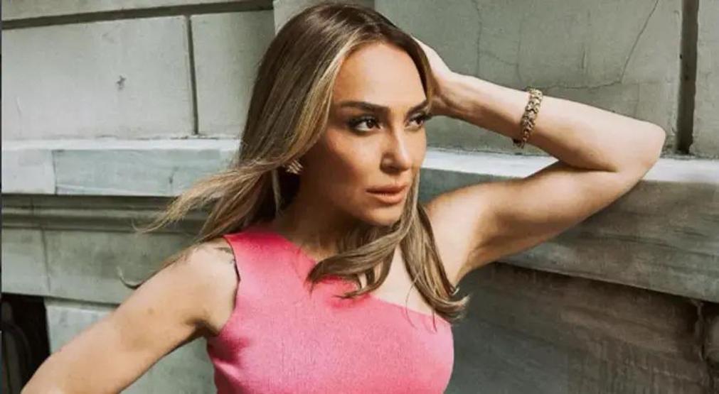 KONSERDE YÜREK BURKAN AN: Ziynet Sali Sahnede Hıçkıra Hıçkıra Ağladı Sevenlerini Duygulandıran Anma