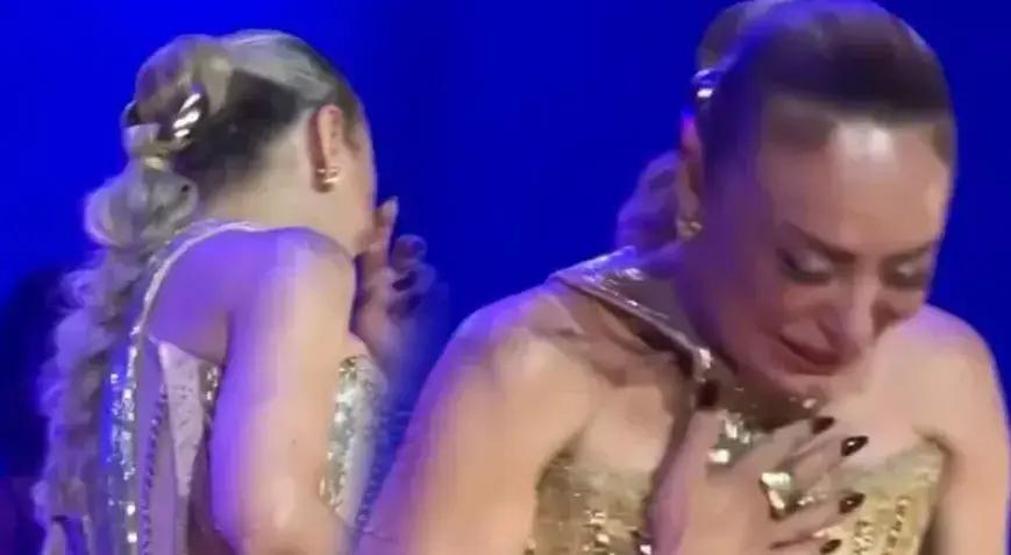 KONSERDE YÜREK BURKAN AN: Ziynet Sali Sahnede Hıçkıra Hıçkıra Ağladı Sevenlerini Duygulandıran Anma