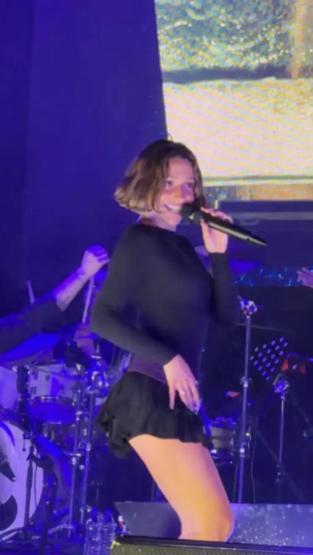 “En Seksi Türk Kadını” Seçilmişti: Sahnedeki Dansı Gündem Oldu Zeynep Bastık’tan Çok Konuşulan Sahne Şovu