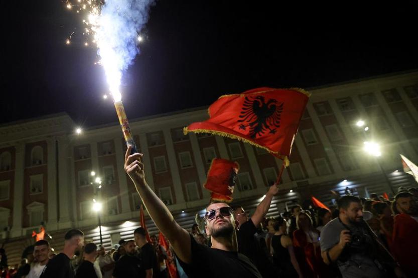 On binler pembe flamingolarla yine sokaklarda Balkan ülkesinde öfke, dalga dalga büyüyor…