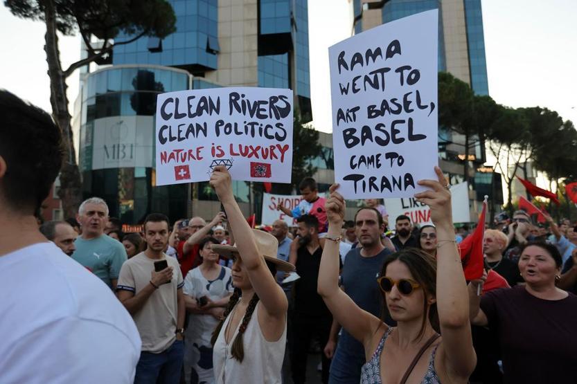 On binler pembe flamingolarla yine sokaklarda Balkan ülkesinde öfke, dalga dalga büyüyor…