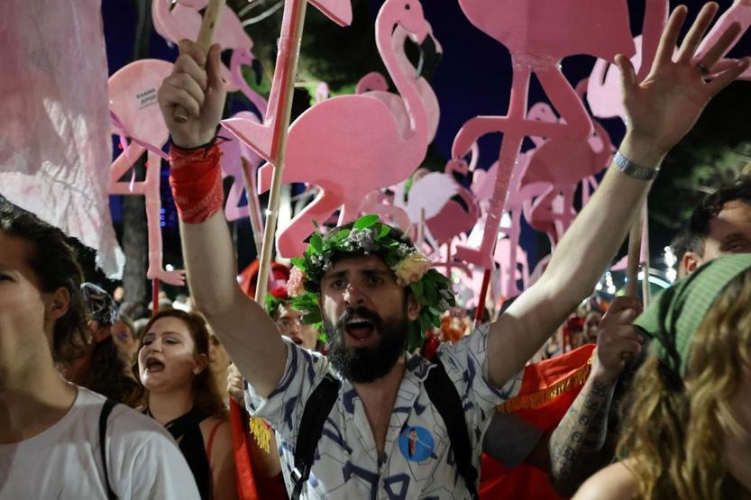 On binler pembe flamingolarla yine sokaklarda Balkan ülkesinde öfke, dalga dalga büyüyor…