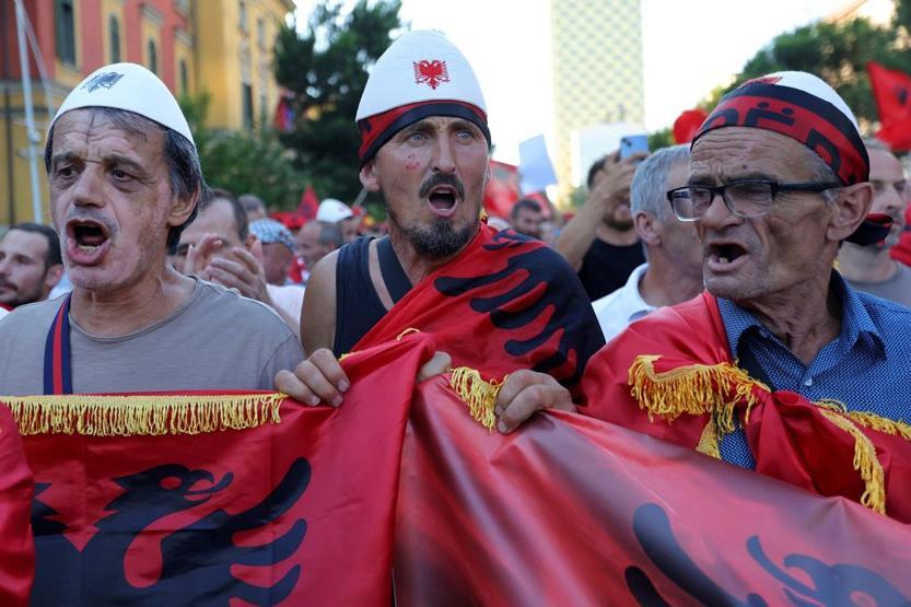 On binler pembe flamingolarla yine sokaklarda Balkan ülkesinde öfke, dalga dalga büyüyor…