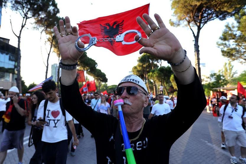 On binler pembe flamingolarla yine sokaklarda Balkan ülkesinde öfke, dalga dalga büyüyor…
