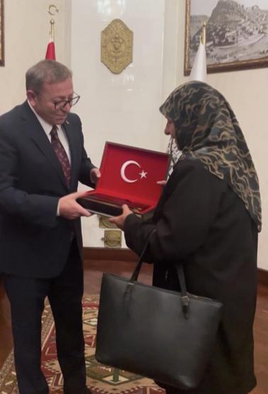 Yürekleri ısıtan görüntü Vali Polattan anlamlı hediye