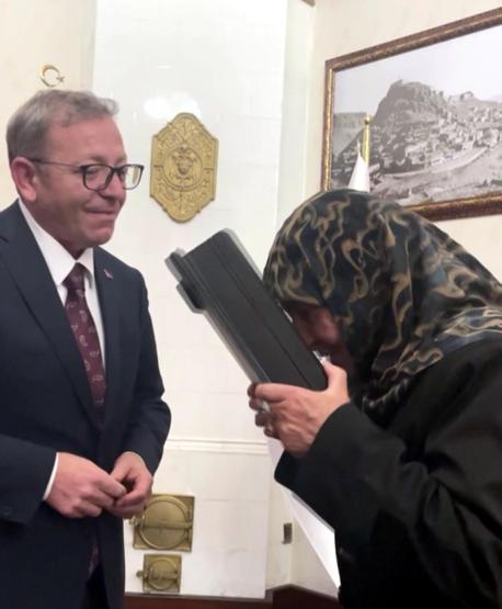 Yürekleri ısıtan görüntü Vali Polattan anlamlı hediye