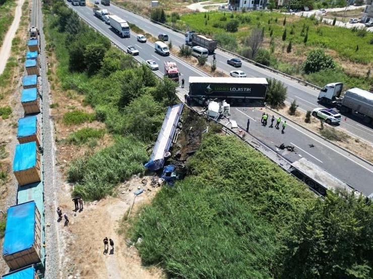 2 tır kafa kafaya çarpıştı: 1 ölü