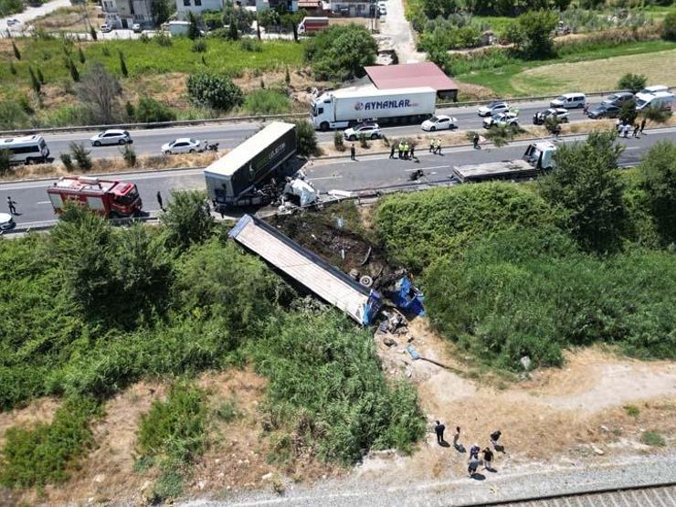 2 tır kafa kafaya çarpıştı: 1 ölü