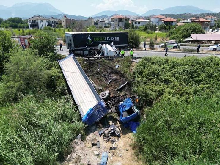 2 tır kafa kafaya çarpıştı: 1 ölü