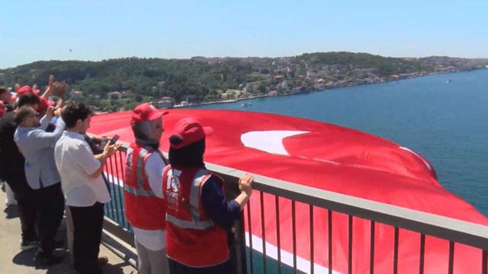 İstanbul Boğazındaki köprülere Türk bayrağı asıldı