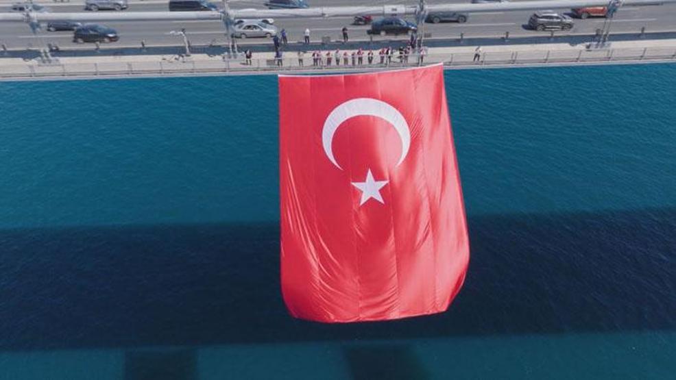 İstanbul Boğazındaki köprülere Türk bayrağı asıldı