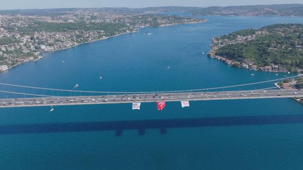 İstanbul Boğazındaki köprülere Türk bayrağı asıldı