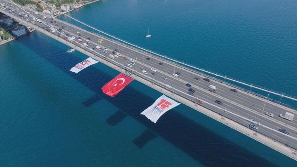 İstanbul Boğazındaki köprülere Türk bayrağı asıldı