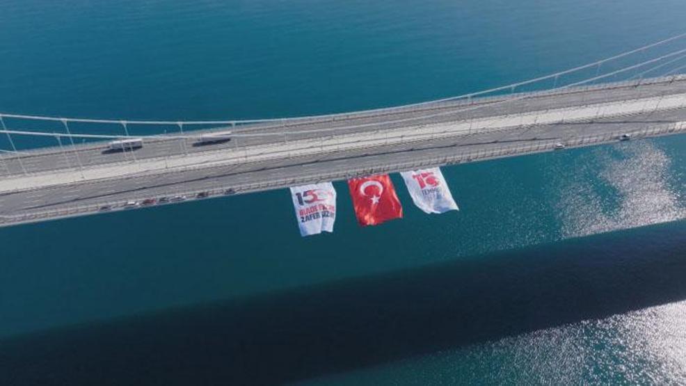 İstanbul Boğazındaki köprülere Türk bayrağı asıldı