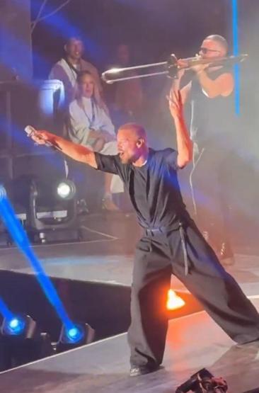 İstanbulda Ricky Martin Rüzgarı Konserdeki Enerjisi İle Büyüledi Binlerce Kişi Aynı Anda Eşlik Etti